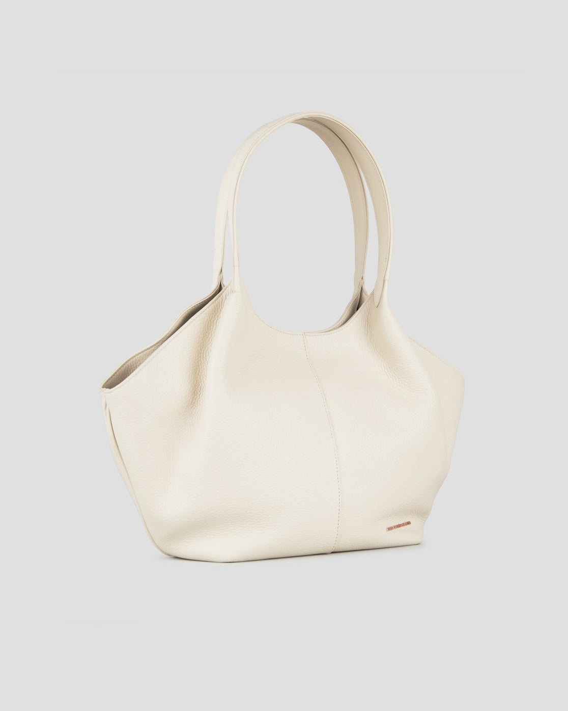 Borsa a spalla Rachel Medium in pelle bottalata avorio, design a trapezio morbido con cucitura centrale e manici lunghi.