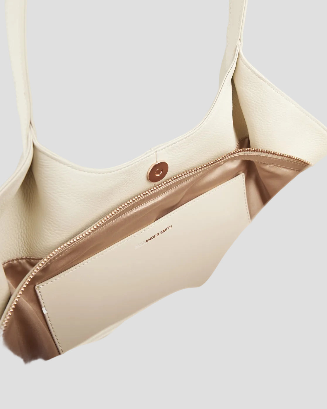 Borsa a spalla Rachel Medium in pelle bottalata avorio, design a trapezio morbido con cucitura centrale e manici lunghi, dettaglio interno.