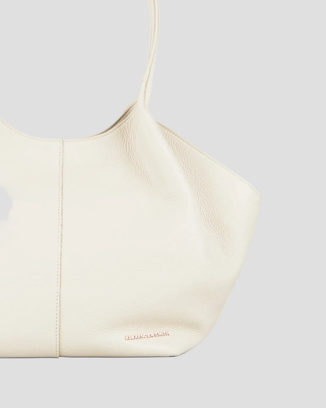 Borsa a spalla Rachel Medium in pelle bottalata avorio, design a trapezio morbido con cucitura centrale e manici lunghi, dettaglio del marchio in rame