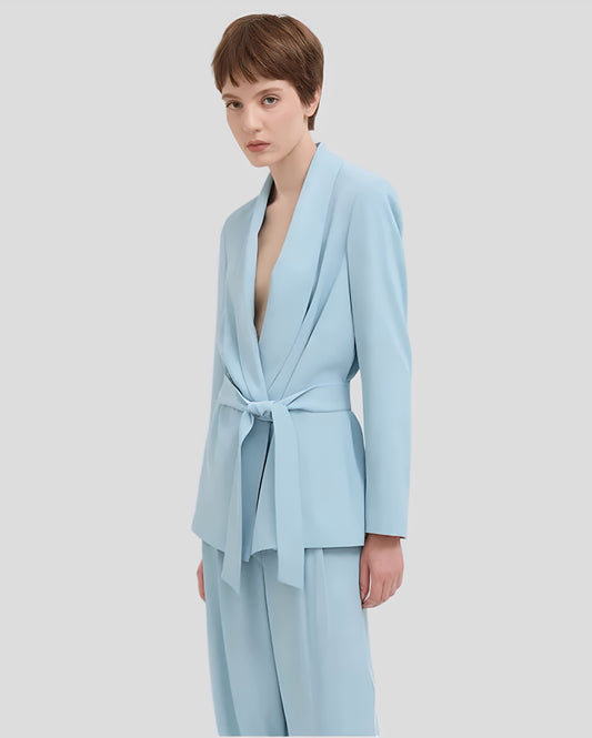 Giacca fluida celeste da donna con cintura, stile elegante, moda italiana