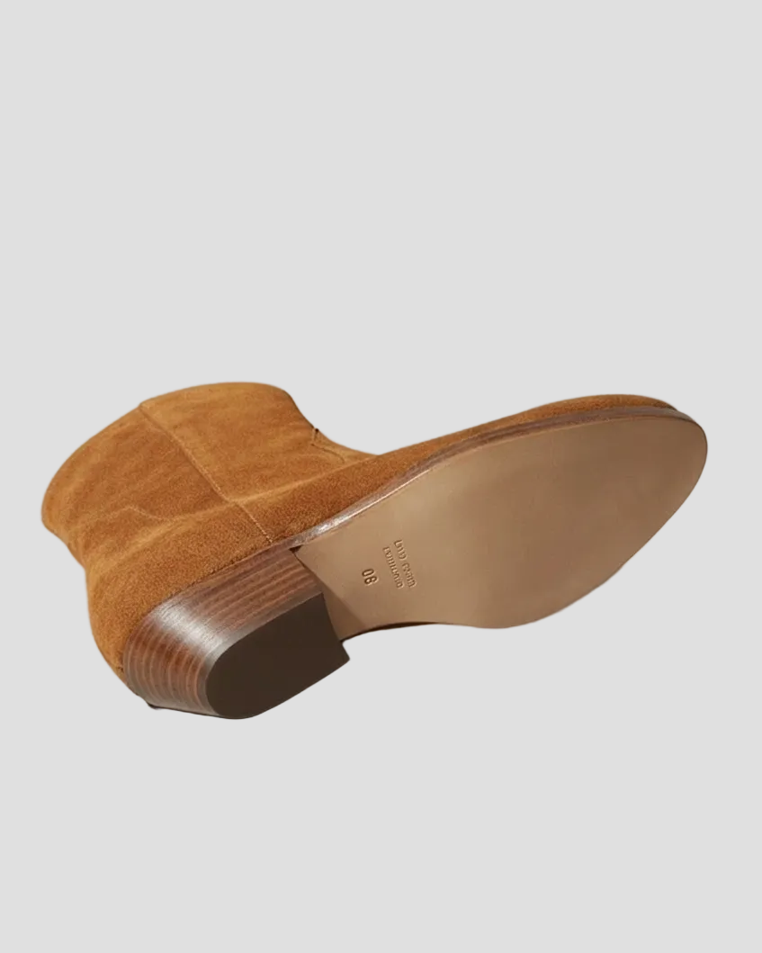 Stivaletto texano donna in pelle scamosciata marrone con tacco basso e suola liscia.
