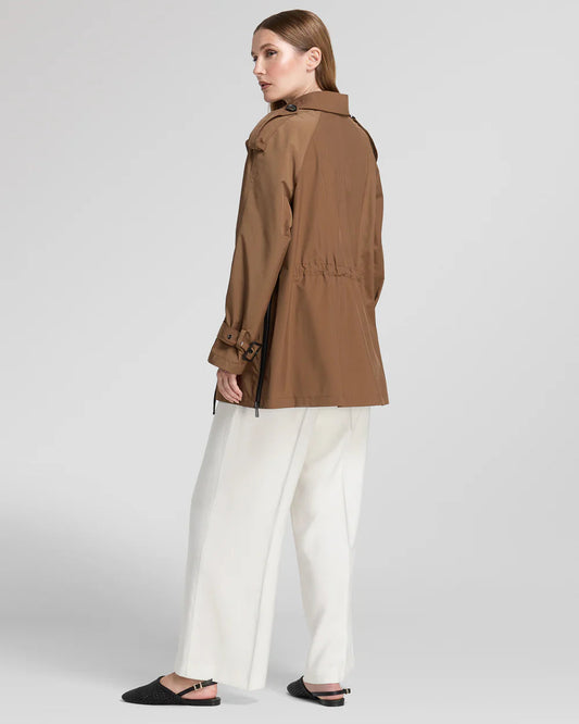 Donna con trench corto marrone elegante e pantaloni bianchi larghi, moda alta gamma, diego m